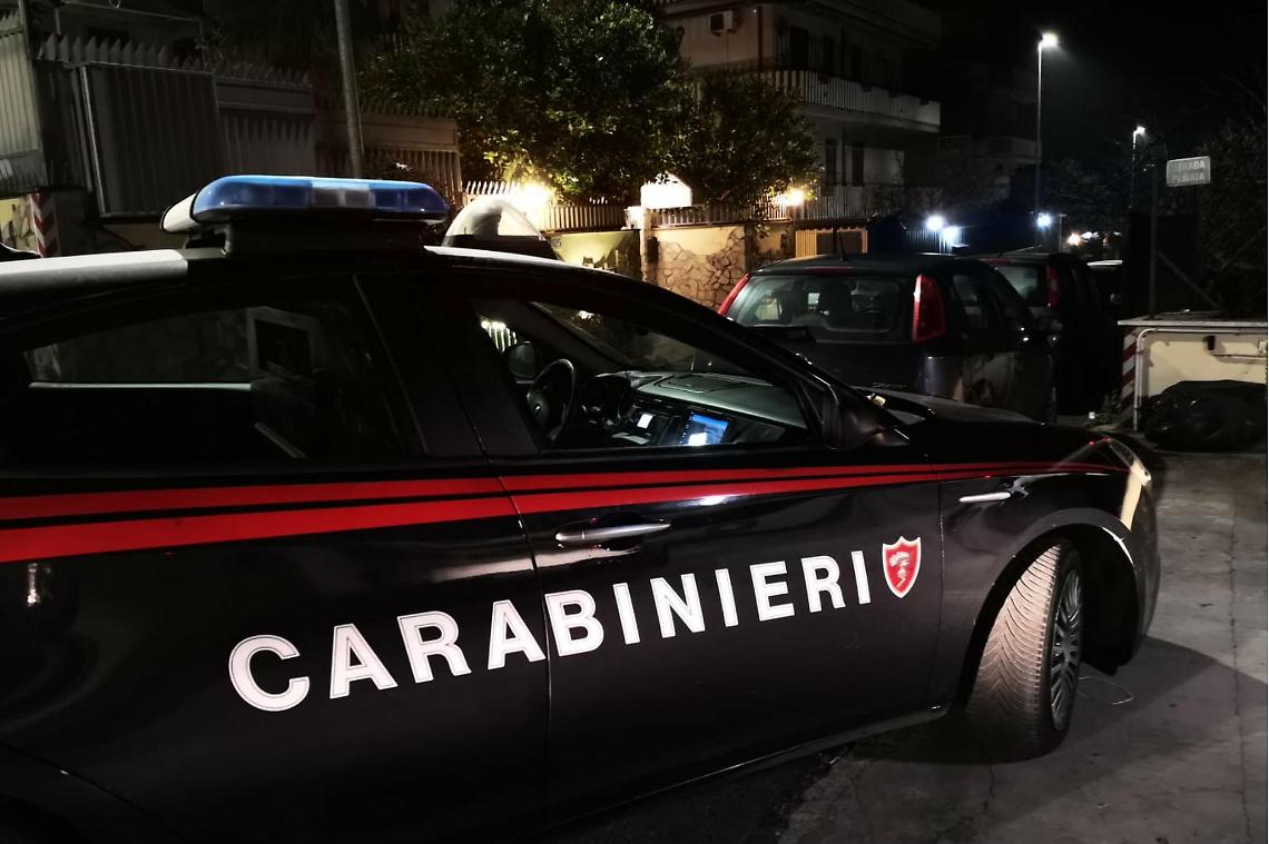 Studenti in giro di notte con i manganelli