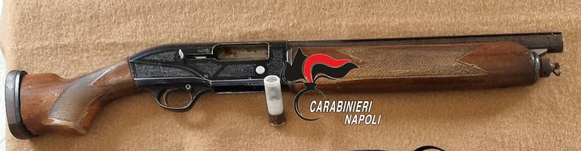 Botte al figlio 12enne per costringerlo a fare le rapine con lui