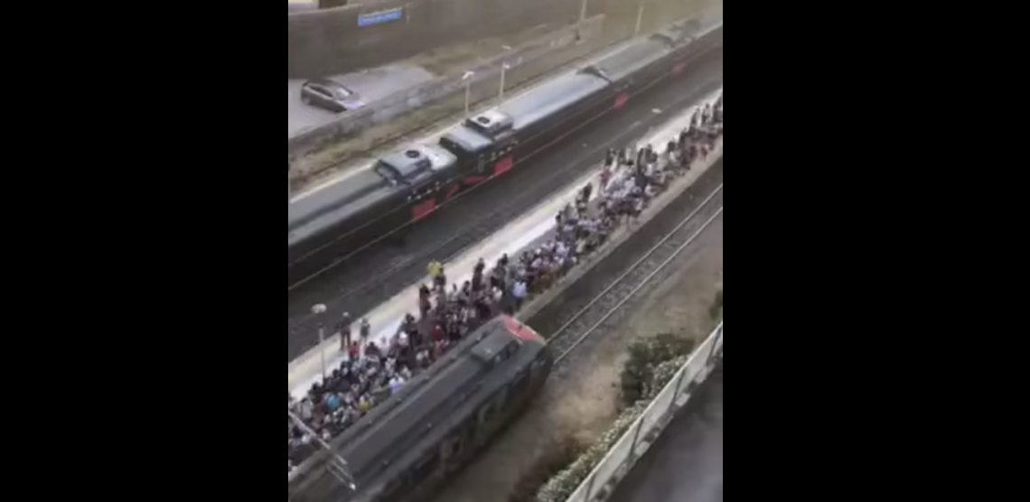 Treno in avaria, in video centinaia di passeggeri in attesa