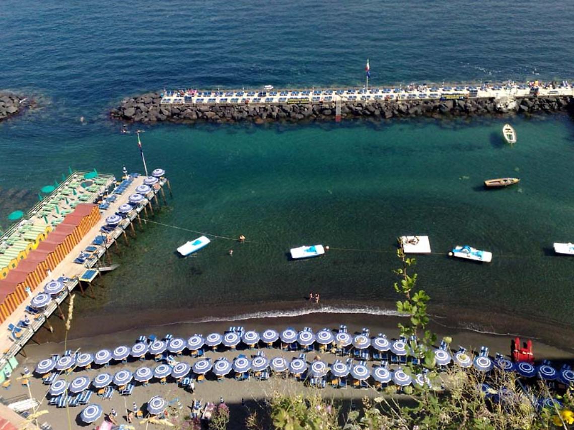 Sorrento, stabilimenti balneari a metà prezzo fino al 10 luglio per i residenti