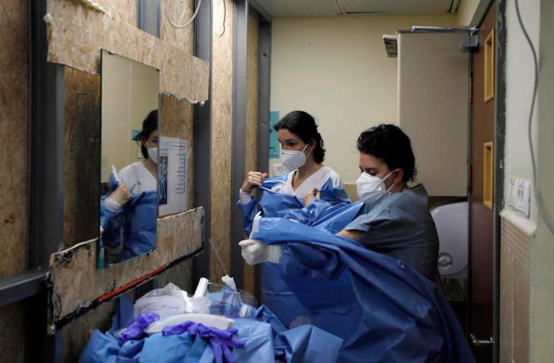 Covid oggi Italia, Iss: calano ancora incidenza, Rt e occupazione ospedali