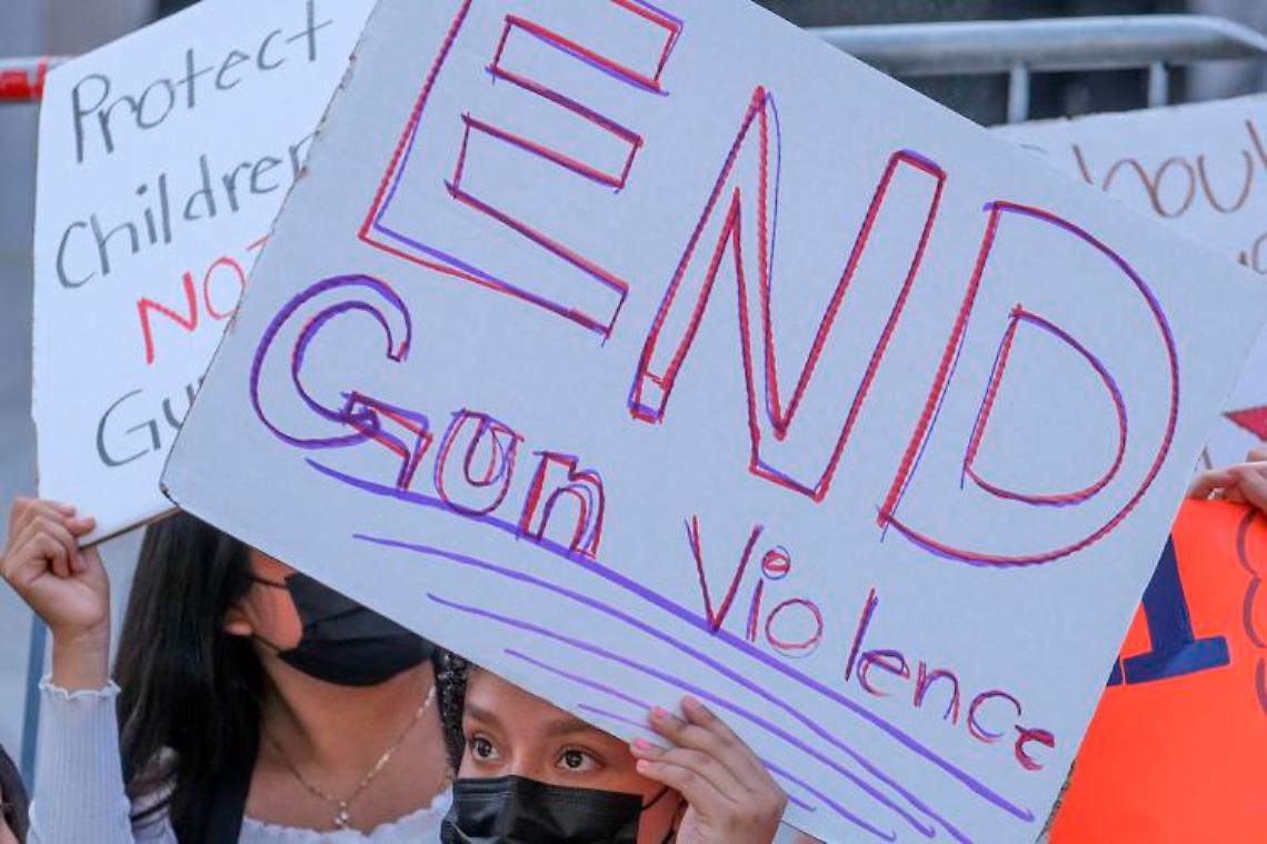 Sparatorie Usa, NY approva legge che vieta armi d'assalto ai minori di 21 anni