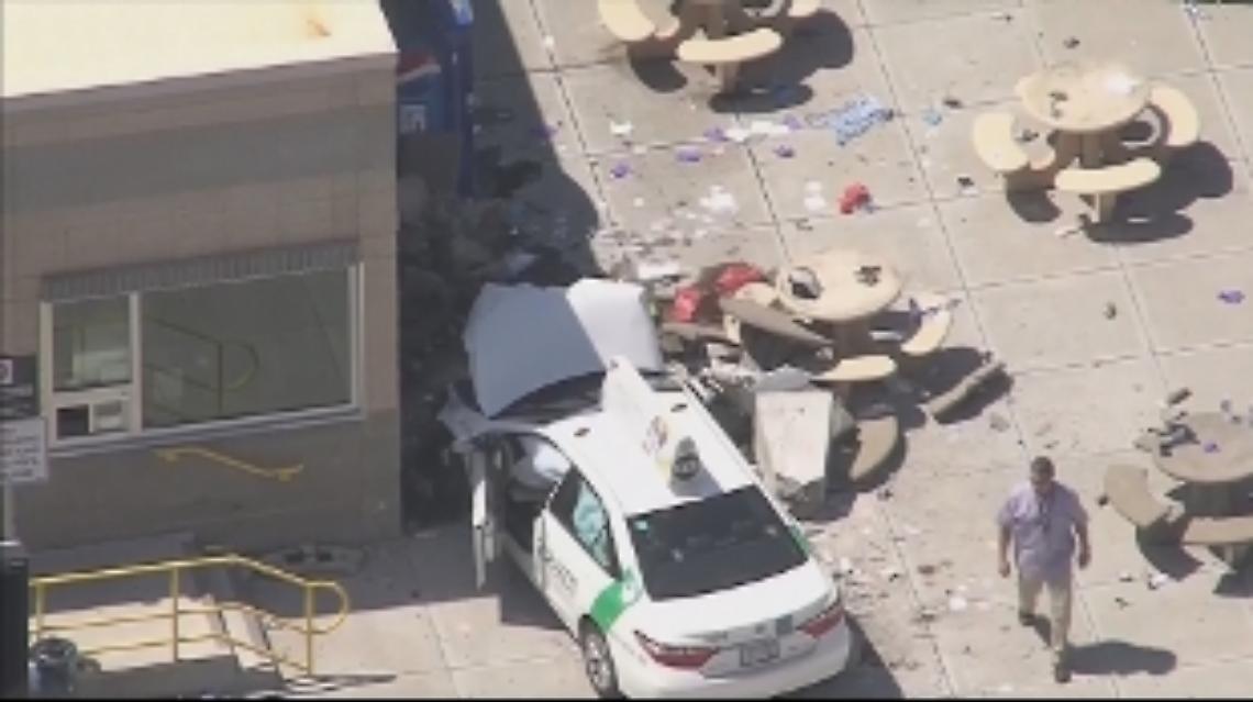 Boston, taxi sulla folla: almeno nove feriti
