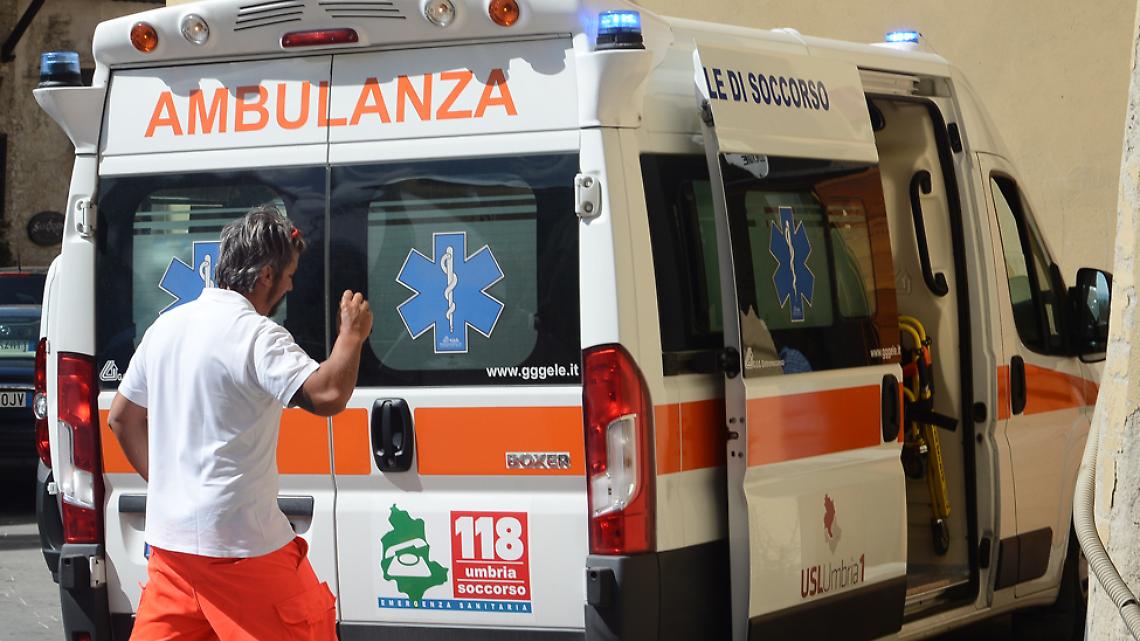 Cade dal balcone di casa, muore 71enne