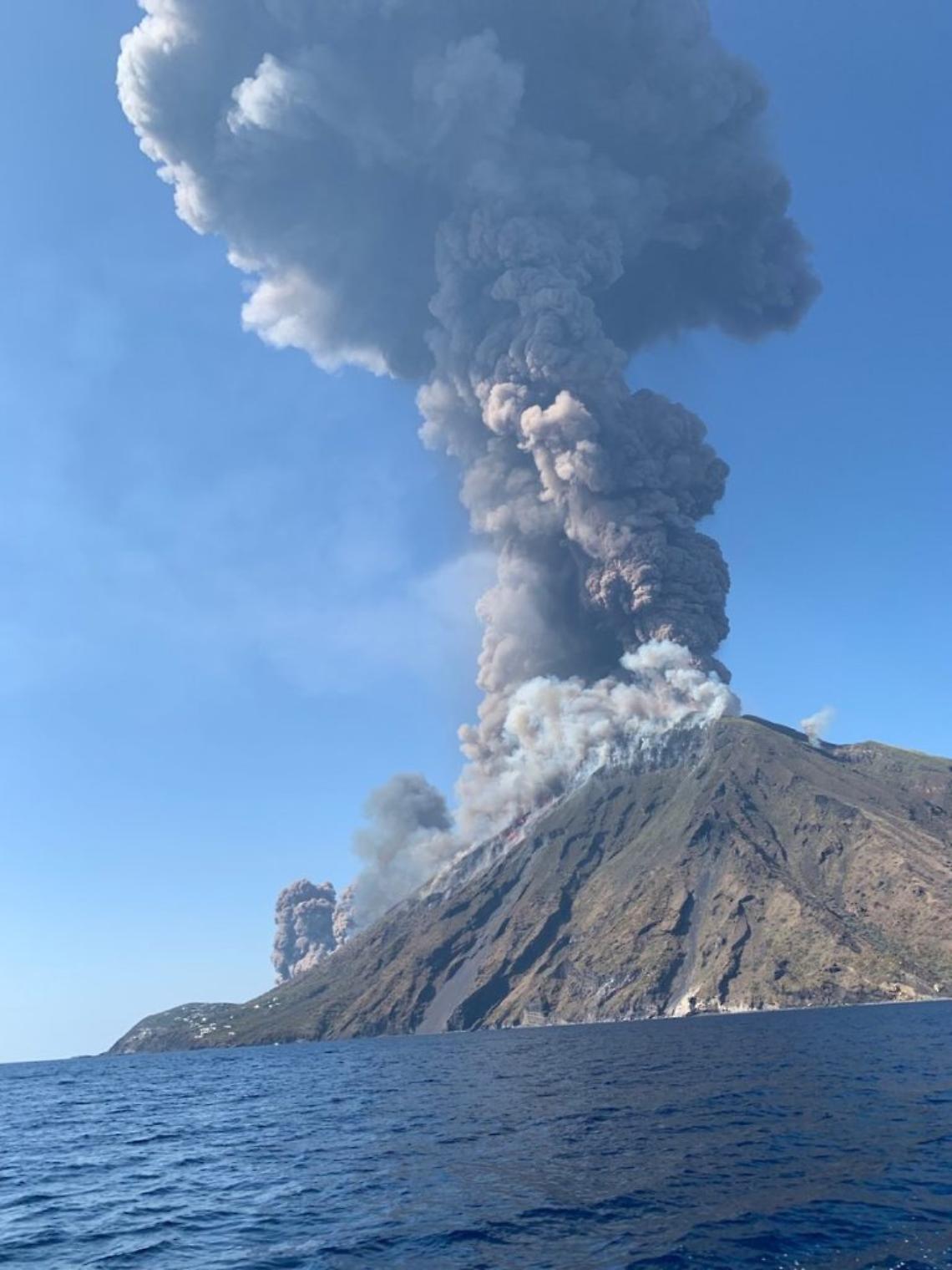 Violente esplosioni dallo Stromboli, paura per turisti e residenti: un morto e un ferito