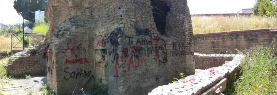 Pianura, imbrattato il mausoleo romano
