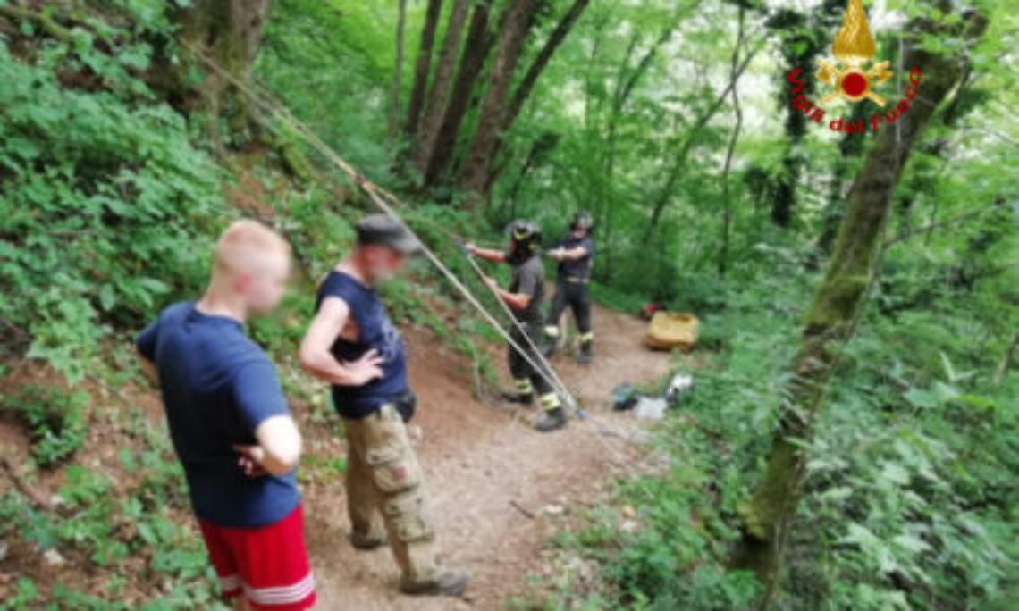 Cade con la bici nel dirupo, morto 17enne