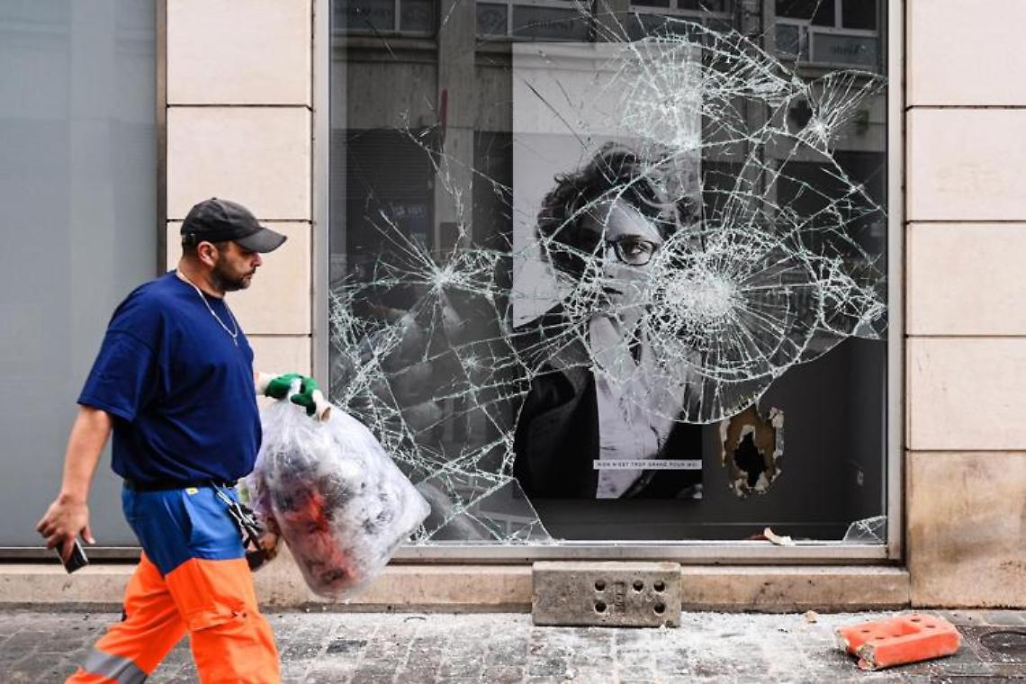Francia, 157 fermi nella notte. Morto un pompiere 24enne