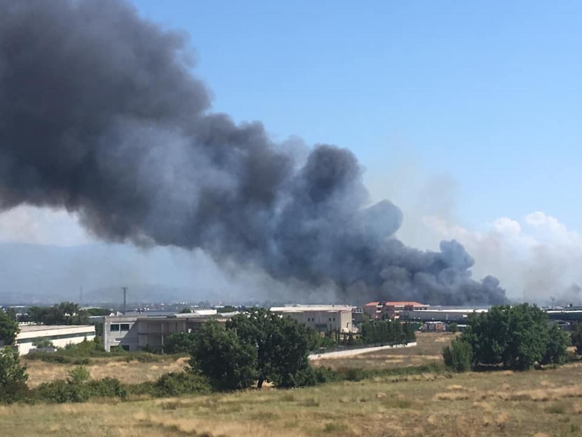 Battipaglia, vasto incendio di ecoballe