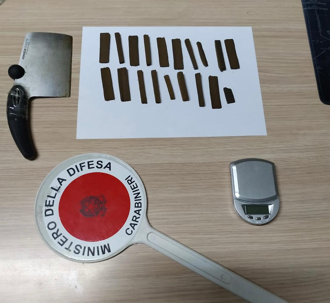 Spaccio di droga, carabinieri arrestano 20enne a Casandrino