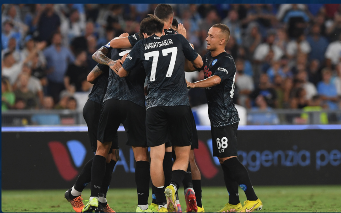 Gli azzurri espugnano l'Olimpico e volano in testa alla classifica: Lazio-Napoli 1-2