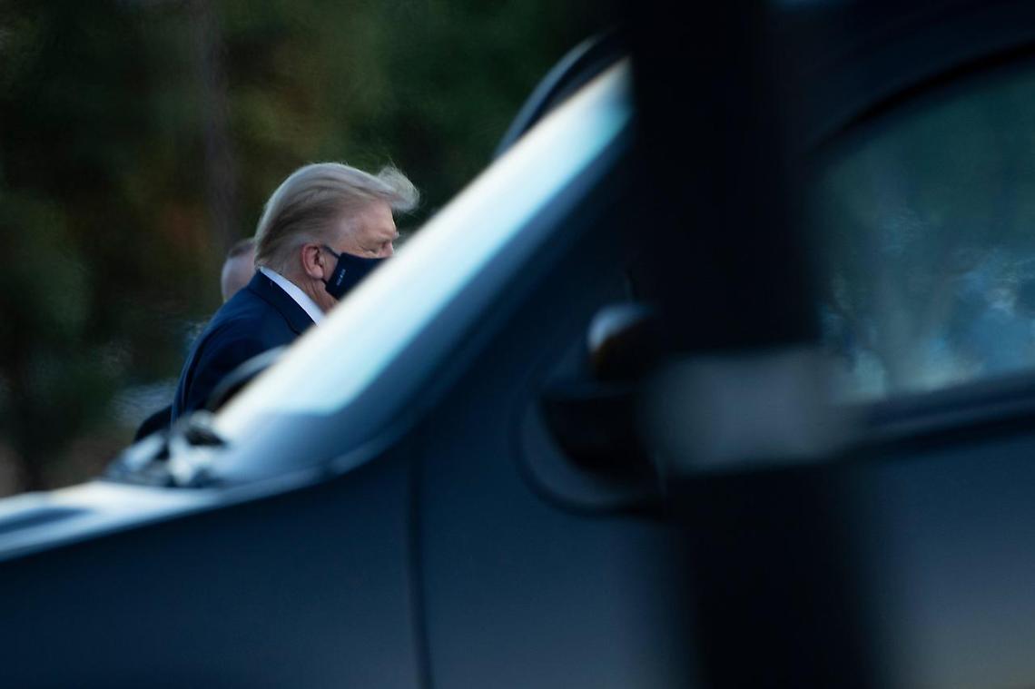 Trump dall'ospedale: «Penso stia andando bene»