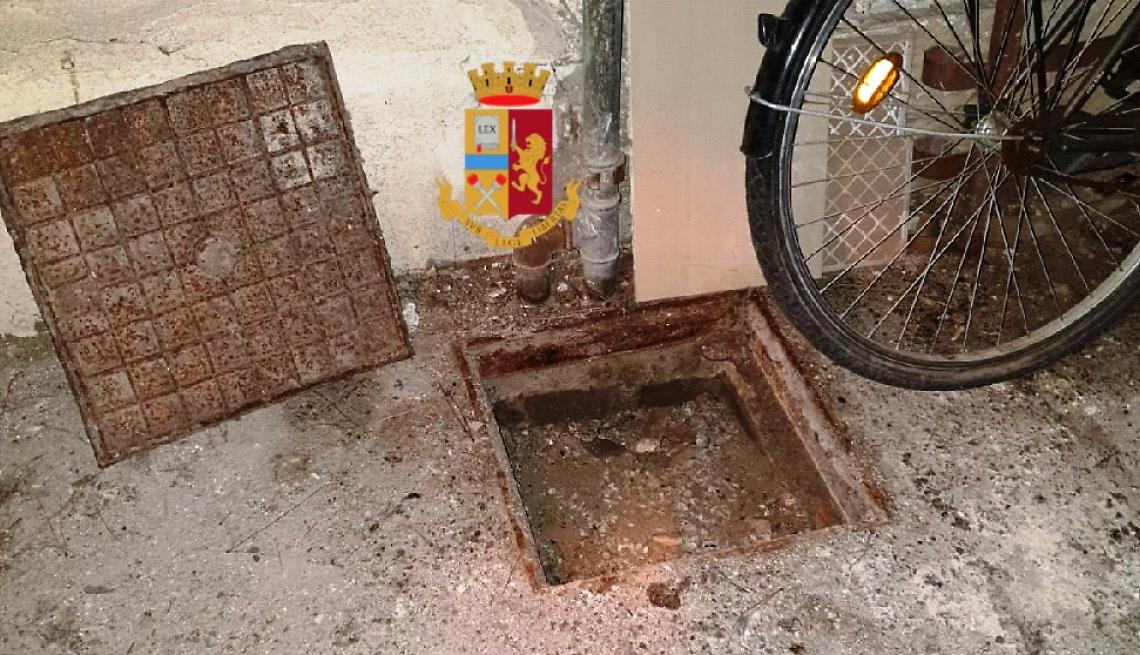 Rione Traiano, droga nascosta in un finto tombino