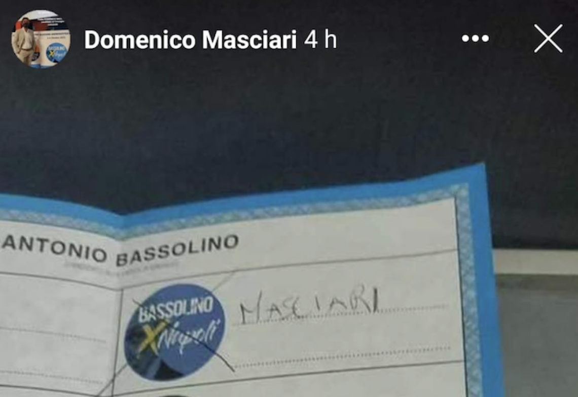 Comunali a Napoli, candidato in una lista di Bassolino pubblica foto scattata in cabina