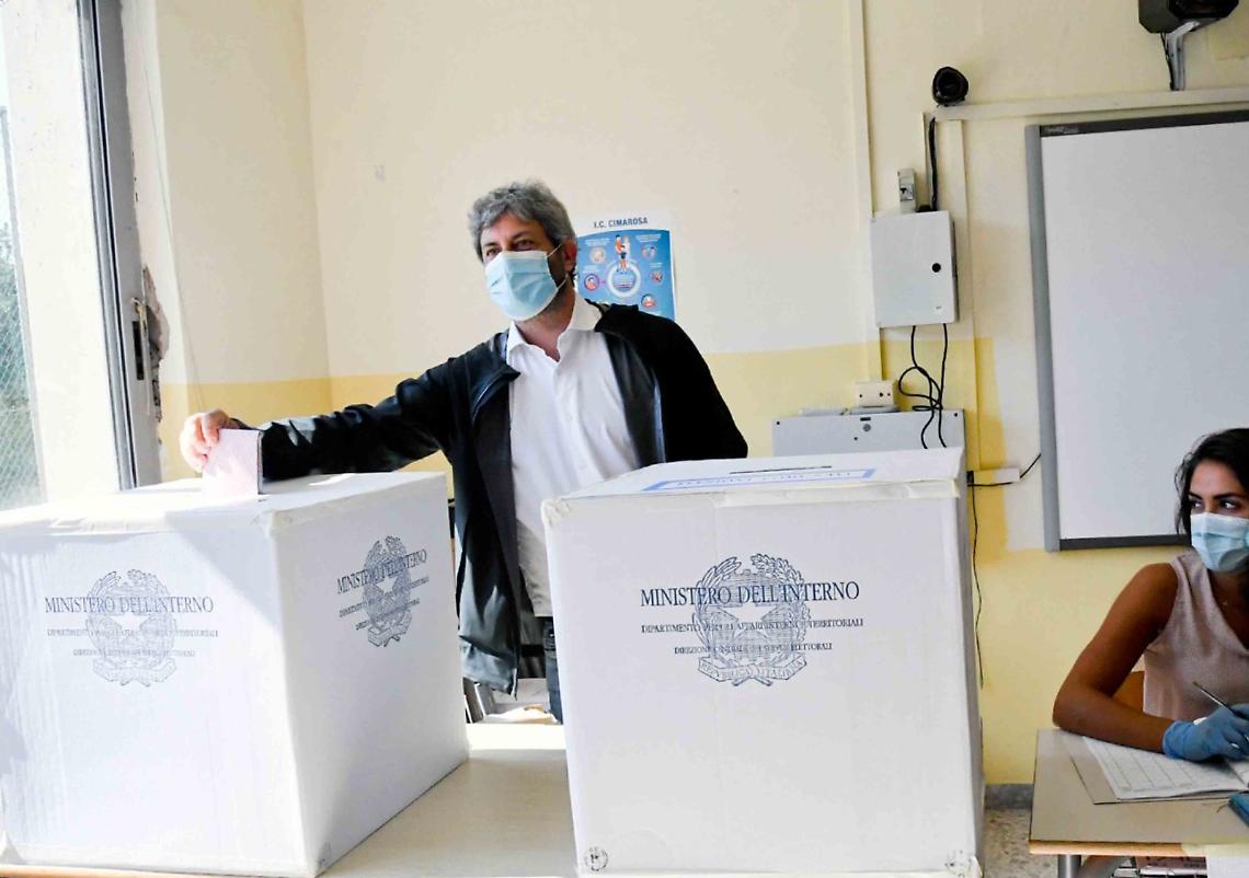 Napoli, il presidente della Camera Fico ha votato all'istituto Della Valle