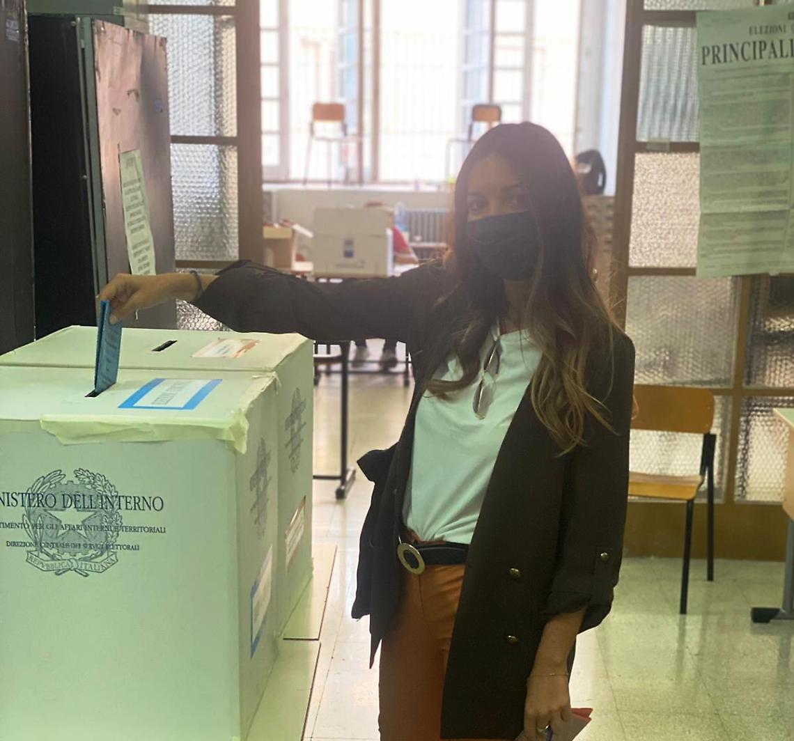 Candidata sindaco Solombrino al voto al liceo Umberto