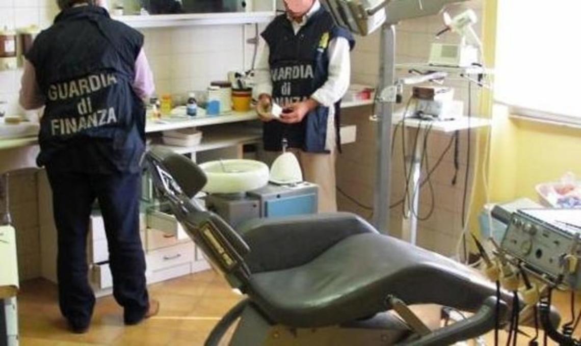 Dentista a Poggiomarino: evasore fiscale e nemmeno laureato