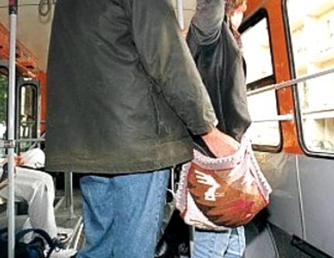 Borseggiatore sul bus, vittima lo fa arrestare