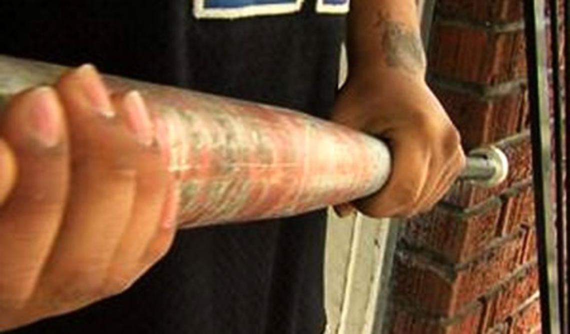 Ponticelli, uomo aggredito con una mazza da baseball