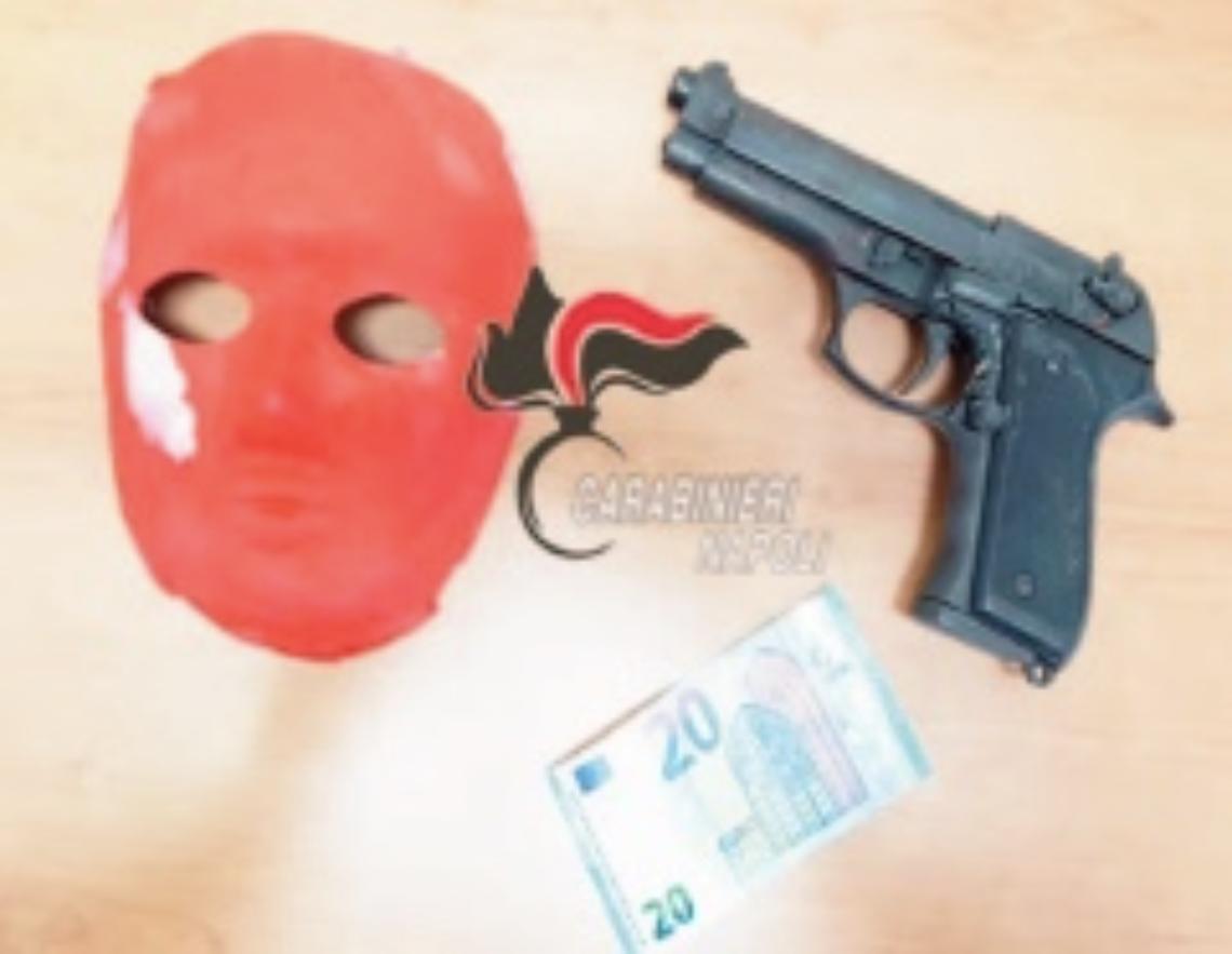 Quarto, rapina 20 euro e si schianta contro un palo