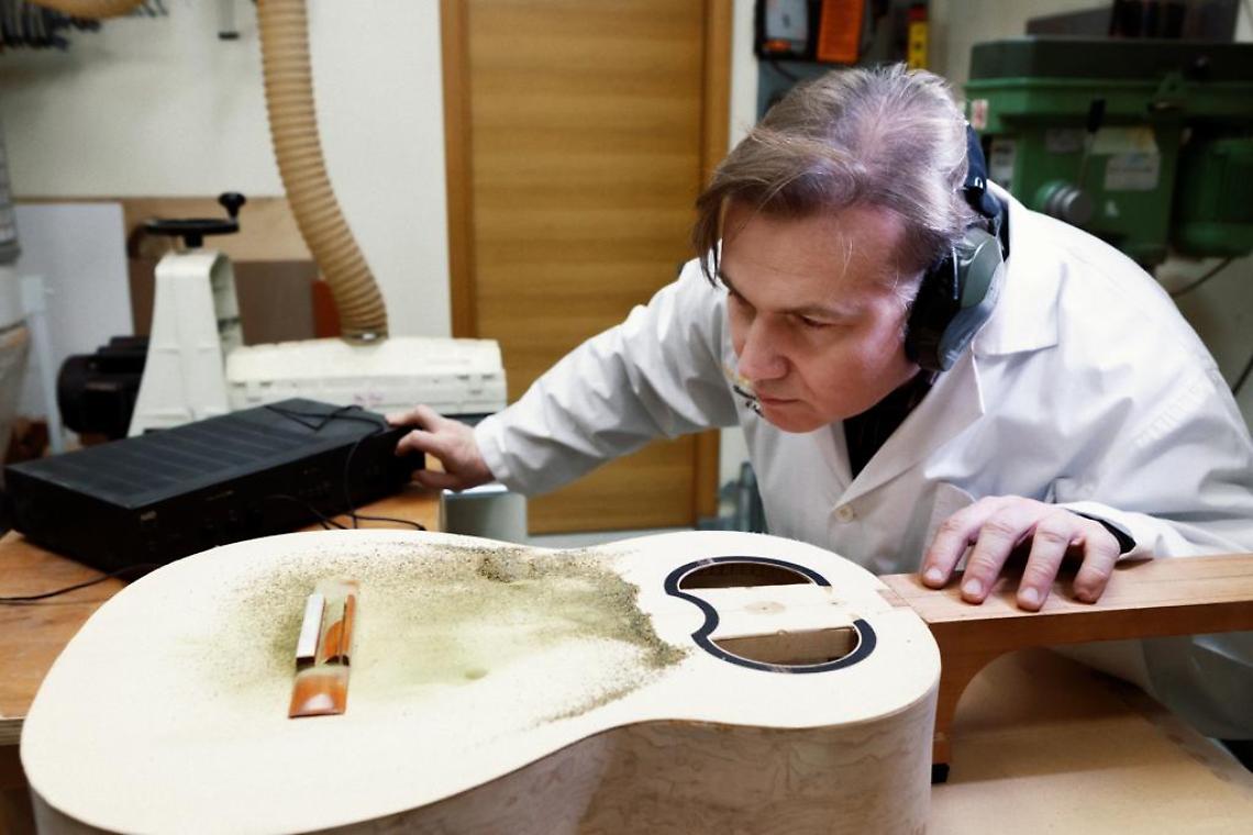 Ecco la nuova chitarra brevettata dal maestro Sellitto per il live di Escobar