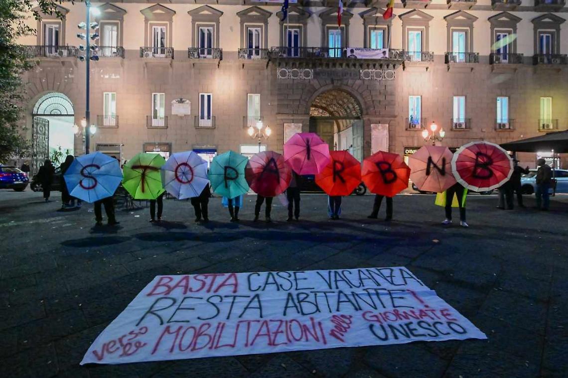 Boom di case vacanze, flash mob: «Ritirate la tutela Unesco»