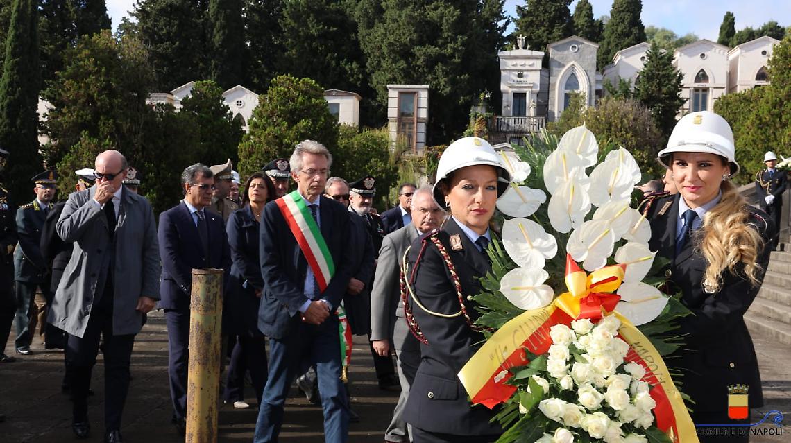 Crollo al cimitero, salme ancora ammassate. Manfredi: «Daremo sepoltura dignitosa»