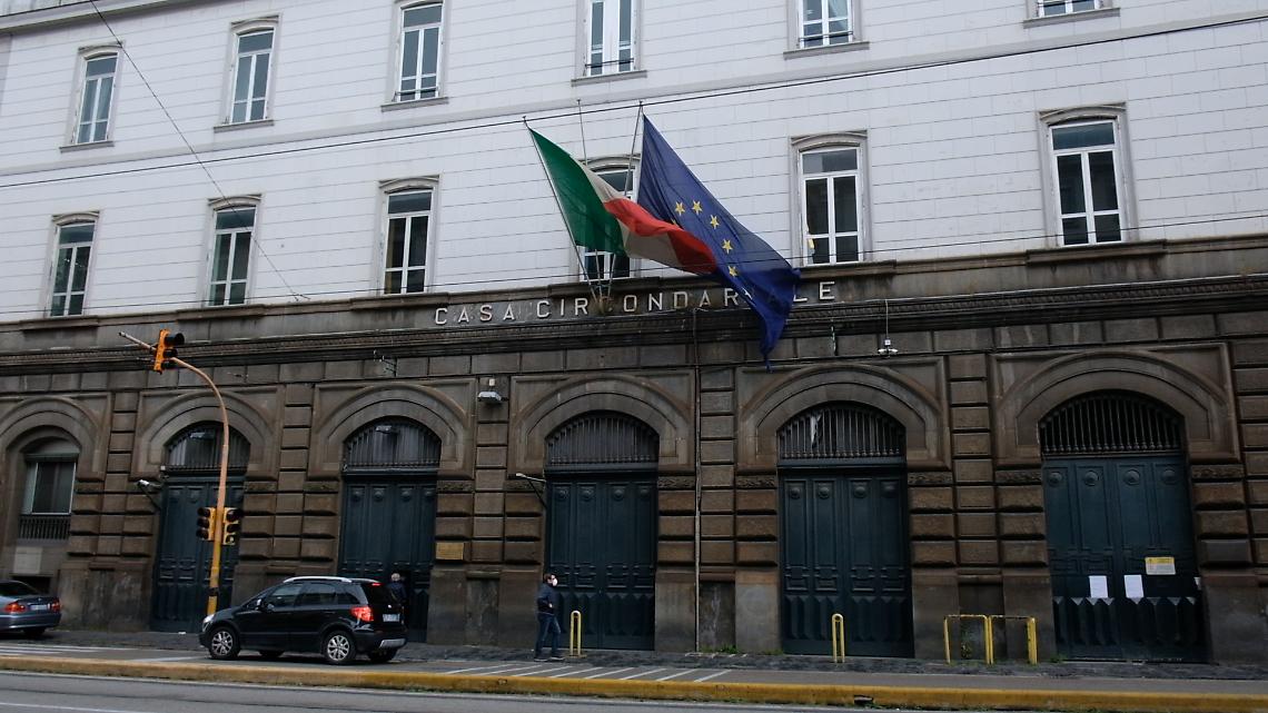 Covid, morto detenuto di Poggioreale: è il terzo in Campania