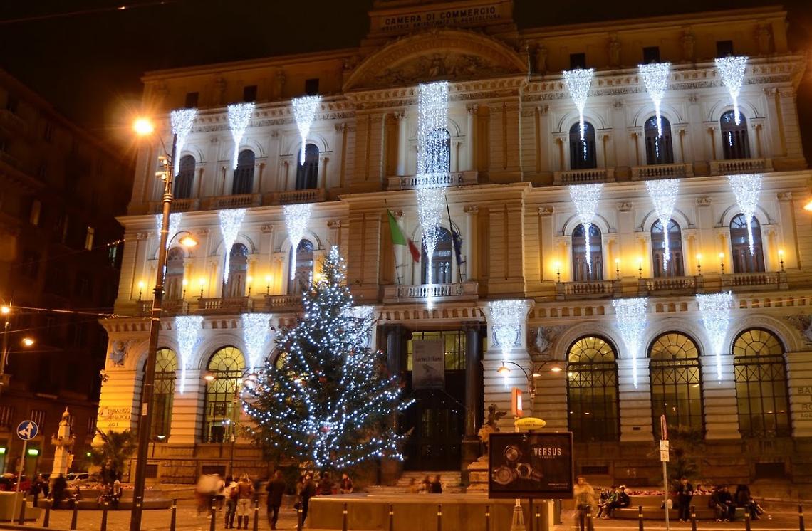 Albero di Natale in piazza Bovio, Fiola: «Segno di speranza per Napoli»