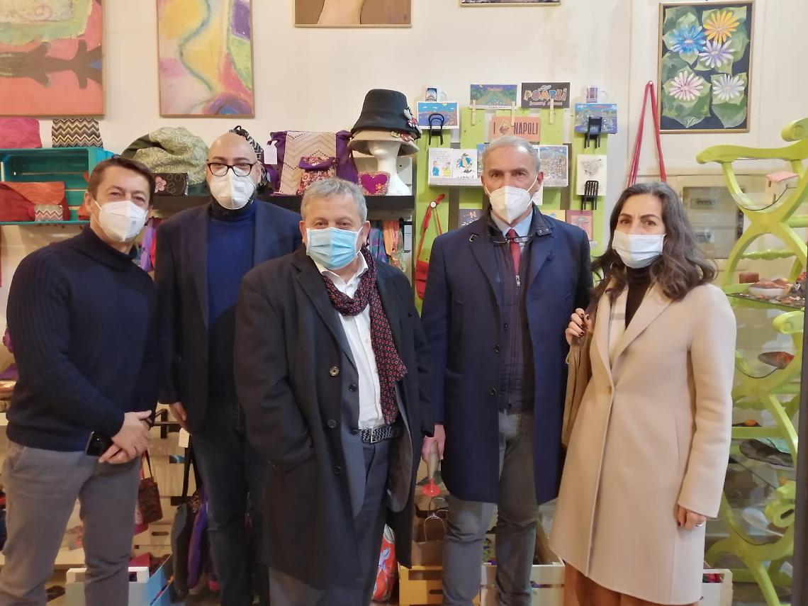 Riapre al centro storico "Che follia", il bazar più pazzo di Napoli