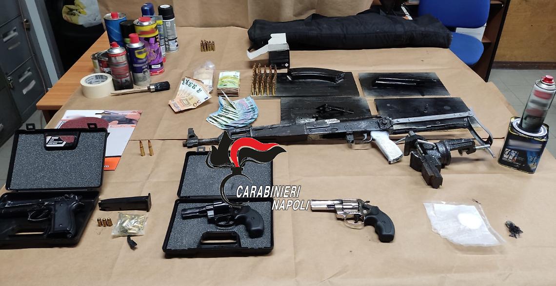 Nasconde armi e droga in casa, arrestato
