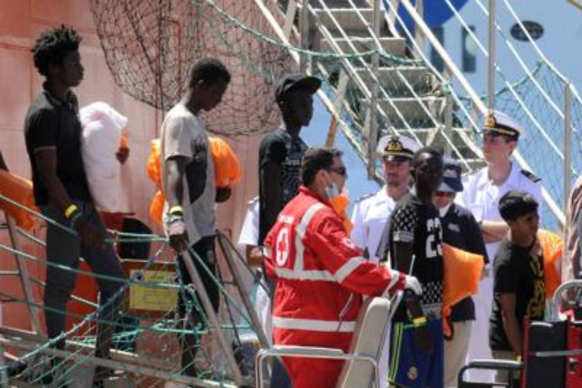Immigrati, svolta M5S: irregolari via subito