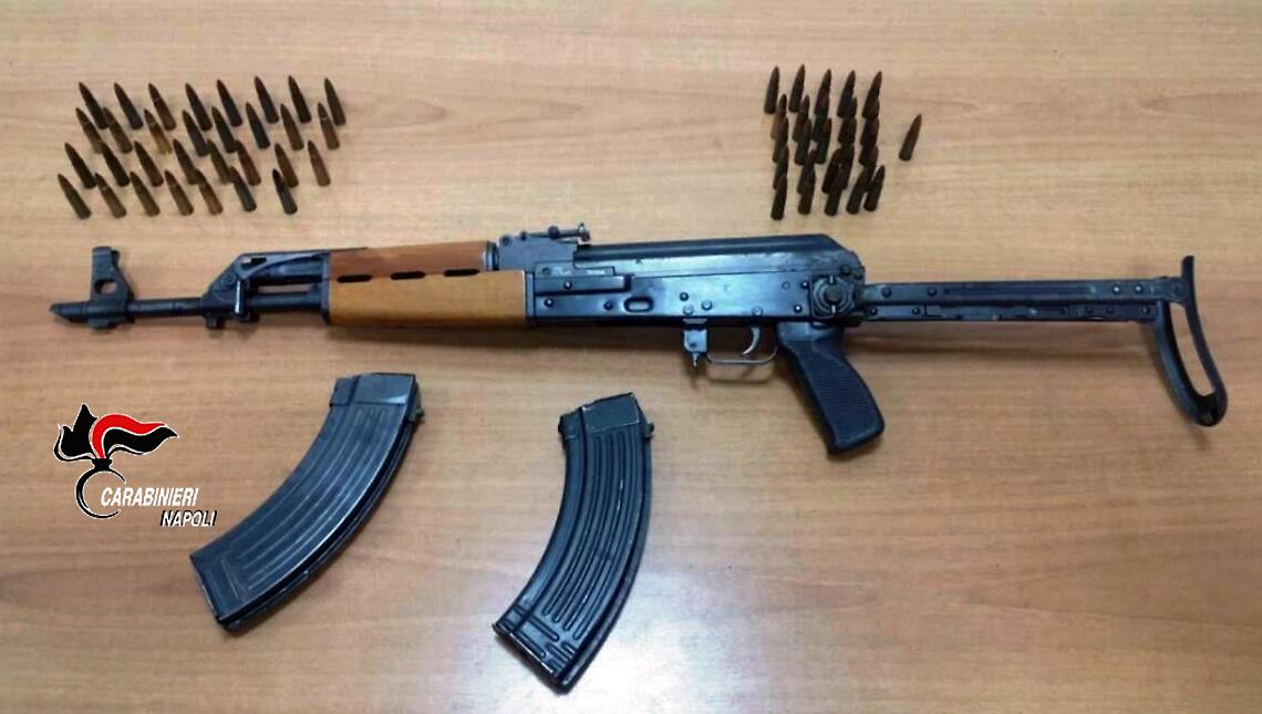 Caivano, 15enne dorme <br>con un kalashnikov <br>e 2 caricatori pieni