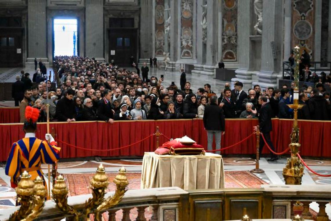 Benedetto XVI, omaggio del Papa: «Grande maestro di catechesi»