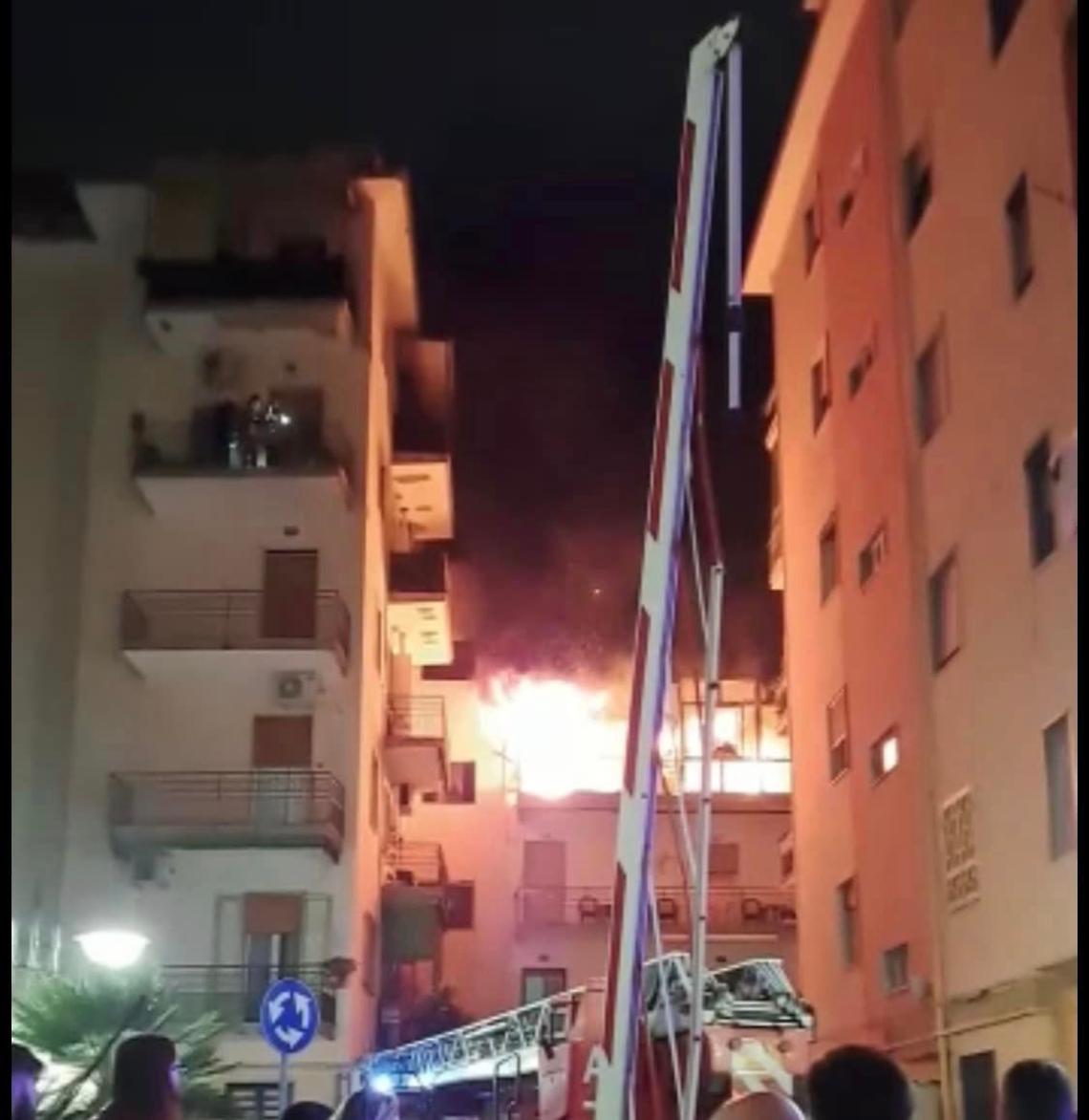 Palazzo in fiamme a Portici, rogo d'origine accidentale 