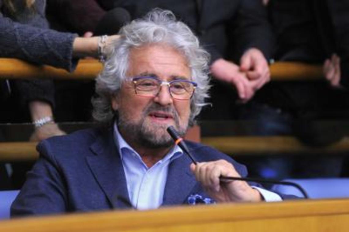 Grillo si schiera con la Raggi senza se e senza ma