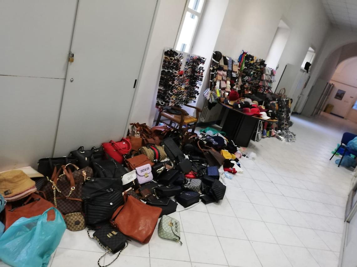 Napoli, sequestrato materiale contraffatto