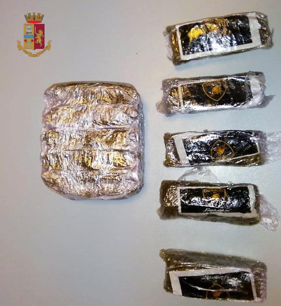 Porta Nolana, sequestrati 10 panetti di hashish