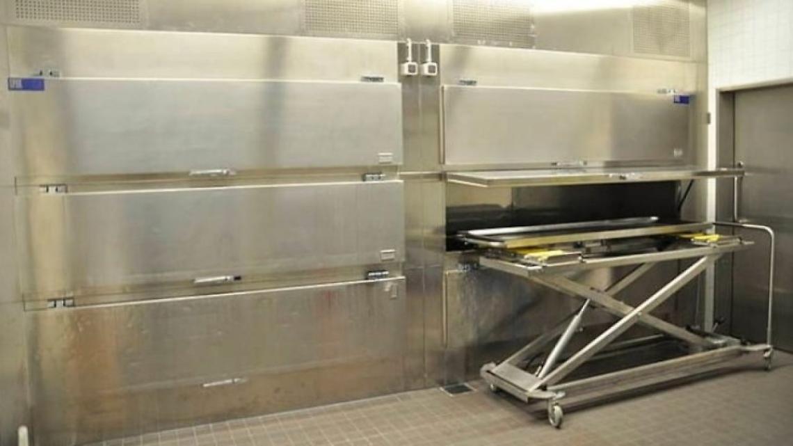 Vive per mesi con il cadavere della compagna sul divano, la macabra scoperta