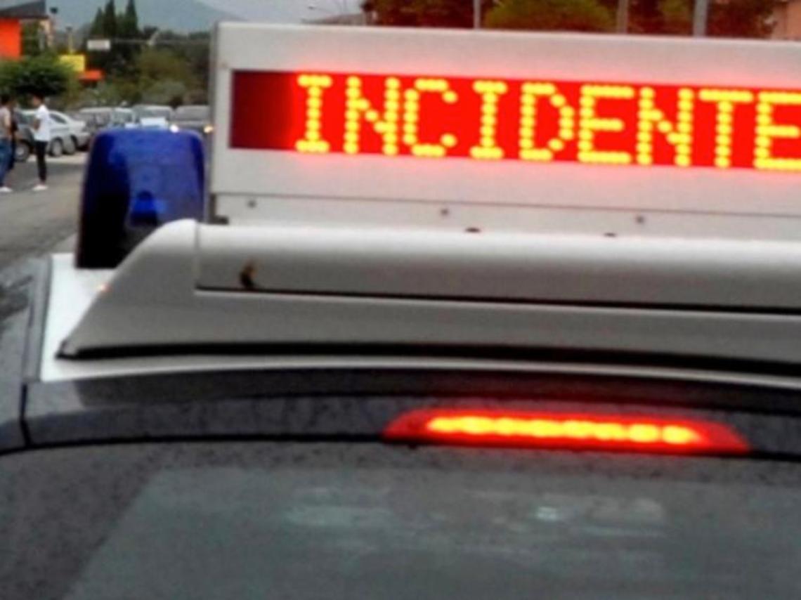Sangue sulla strada, auto contro pulmino: un morto e sei feriti
