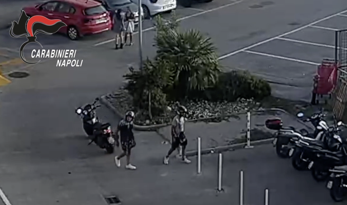 Furti di scooter al centro commerciale, due arresti