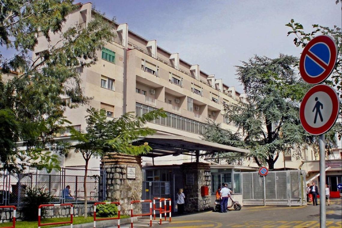 Gli alunni gli fanno uno scherzo, ma il prof vola giù dalla finestra e finisce in ospedale