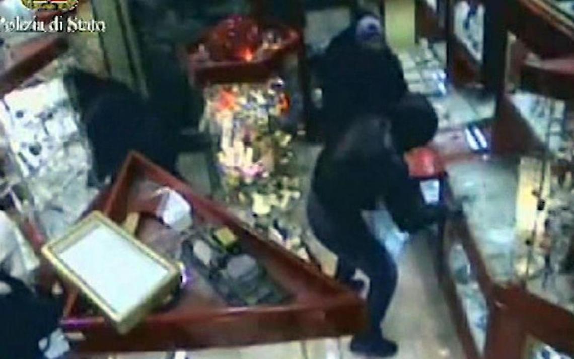Milano: rapina in una gioielleria, fuggiti i tre banditi
