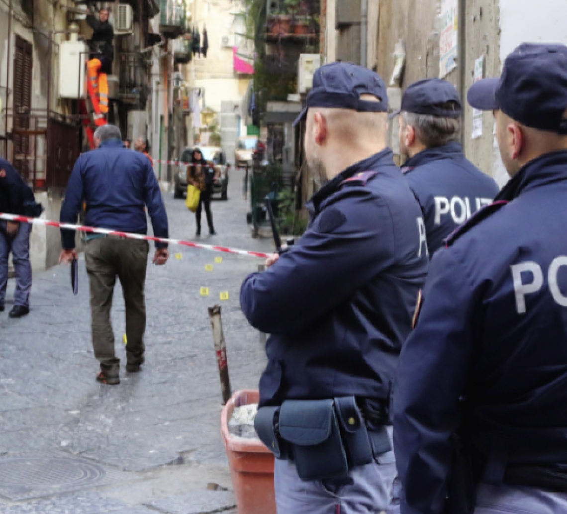 Spari nella notte in pieno centro, grave una donna