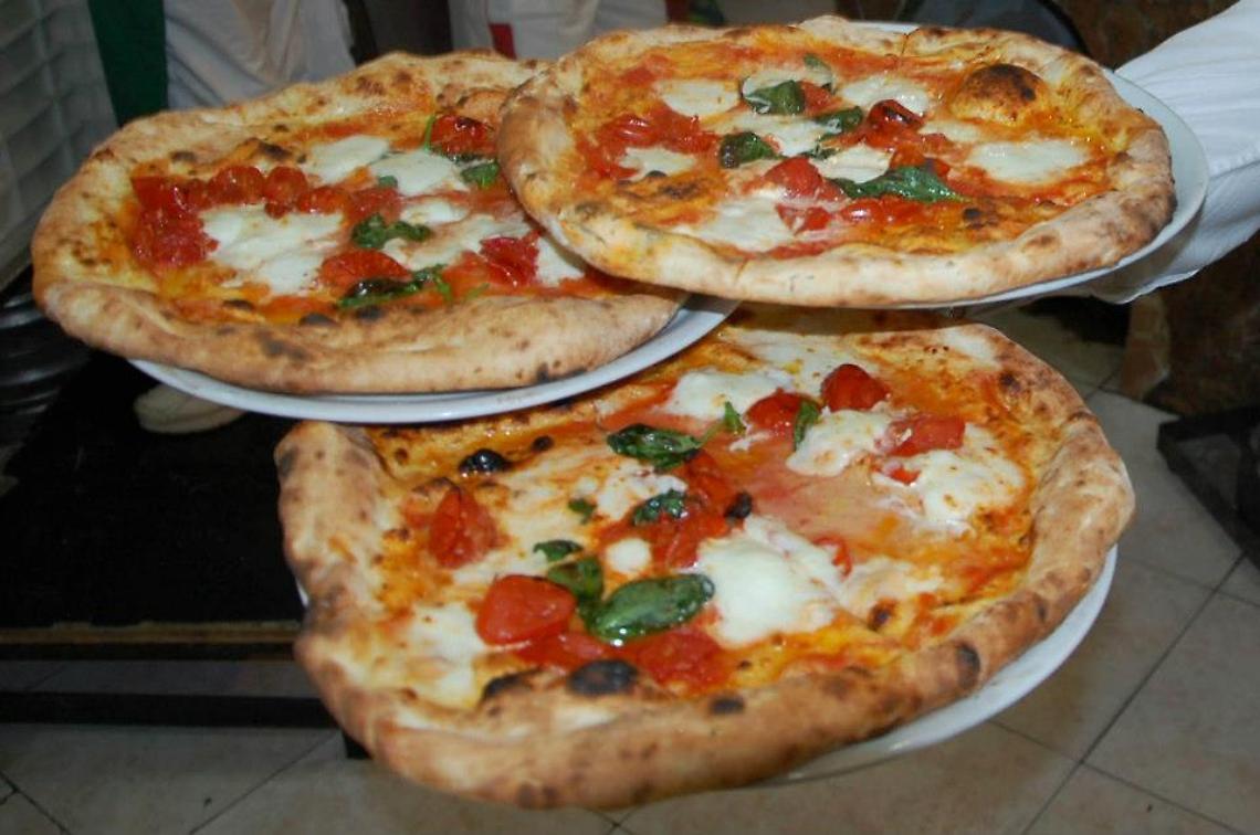 «La pizza napoletana? Sembra chewing gum»: bufera su Briatore