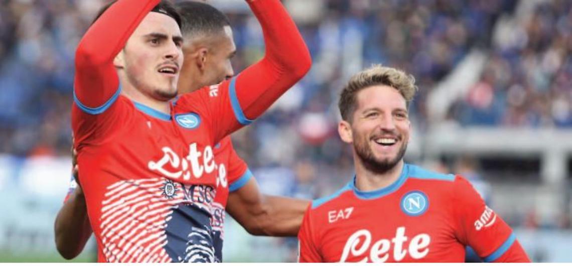 Il Napoli non si ferma più, tris all’Atalanta a Bergamo. Agganciato il Milan in vetta