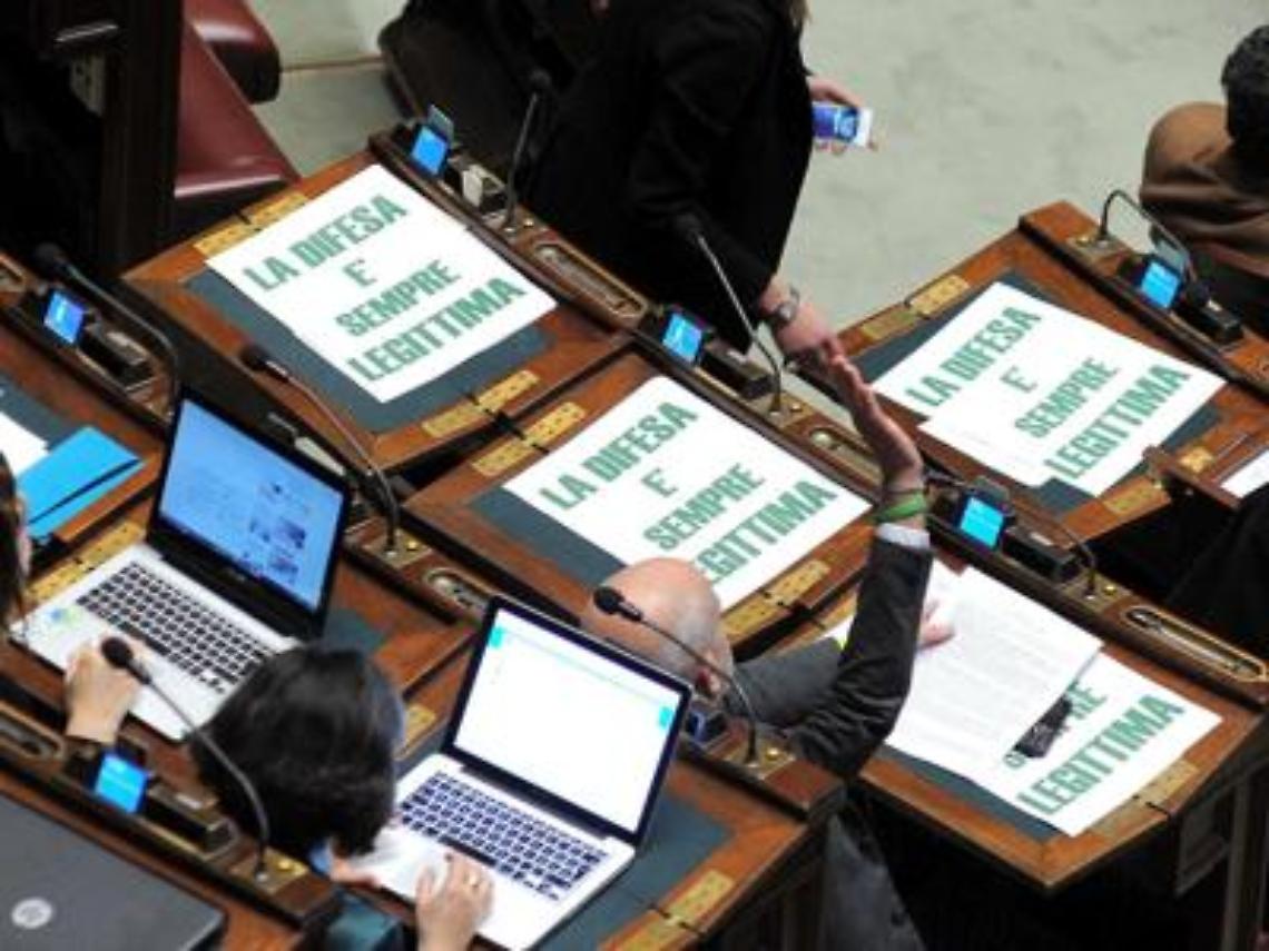 Legittima difesa, sparare ai ladri non sarà più reato. Ma solo di notte