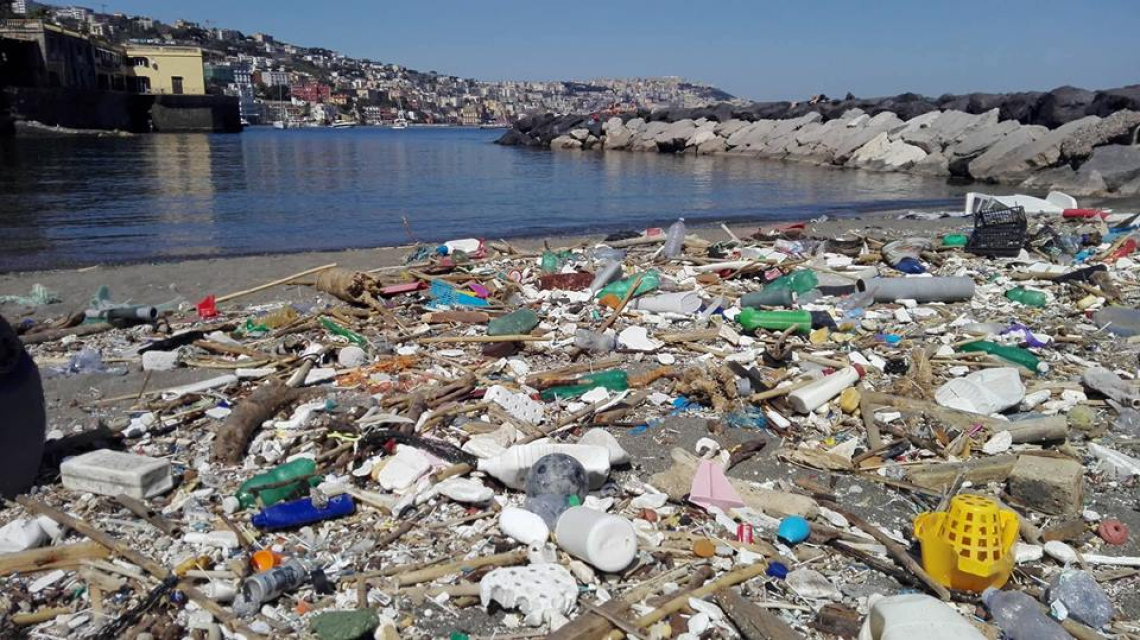 Riva fiorita, spiaggia invasa dai rifiuti: volontari in azione
