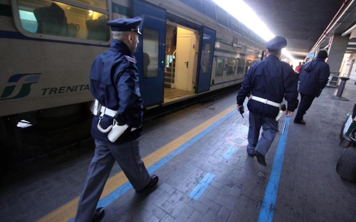 Rapine a bordo del treno, presa coppia di giovanissimi: lei è minore