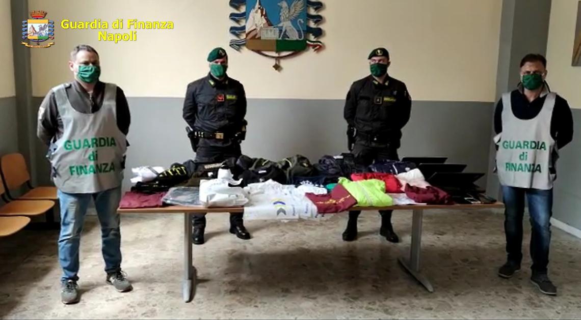 In un magazzino di San Giovanni a Teduccio 2mila capi d'abbigliamento contraffatti